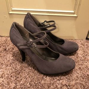 Gray shade heels with straps